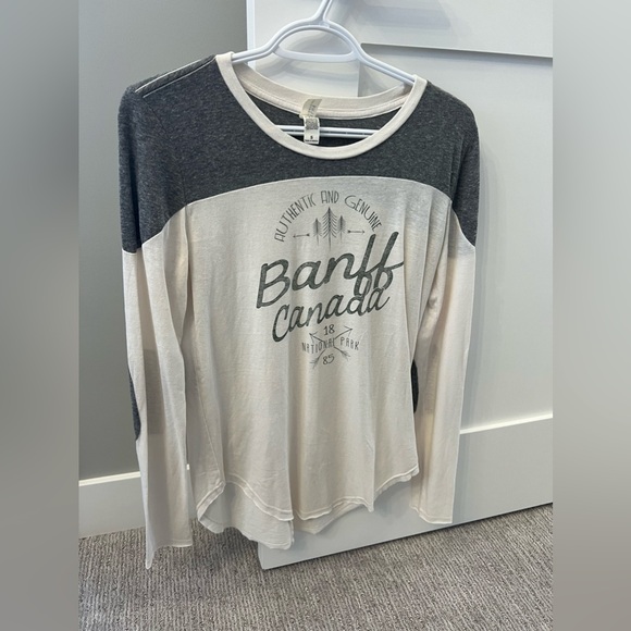 “Banff, Canada” long sleeve, size small, excellent condition - Picture 1 of 3